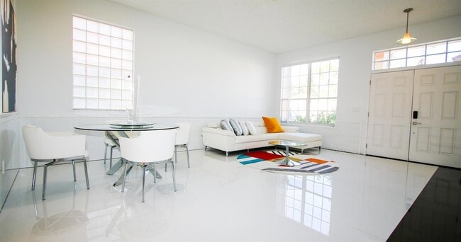 Photo - 661 Lake Wellington Dr