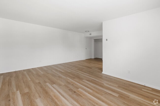 1 BR, 1 BA - 669 SF - ReNew Alexandria