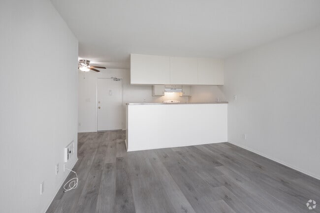 1BR, 1BA - 725SF - Living Room - 3415 Linden Ave.