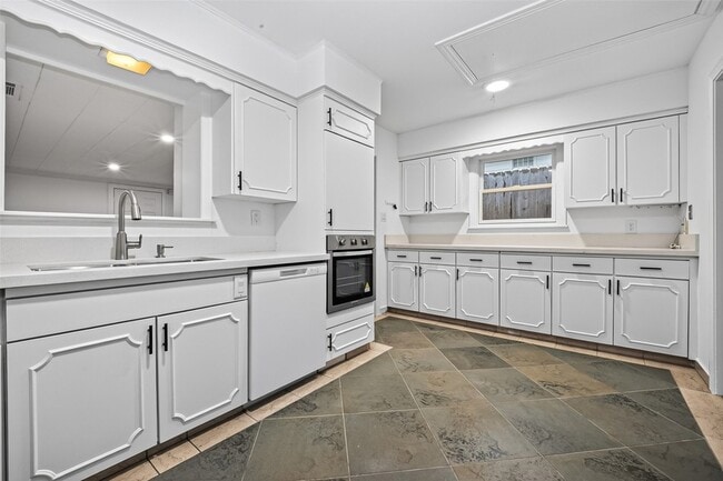 Photo - 3731 Drake St