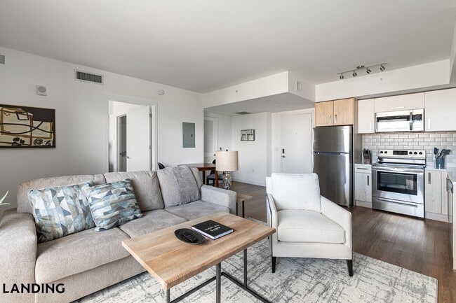 Building Photo - 200 NE 1st Ave Unit 611