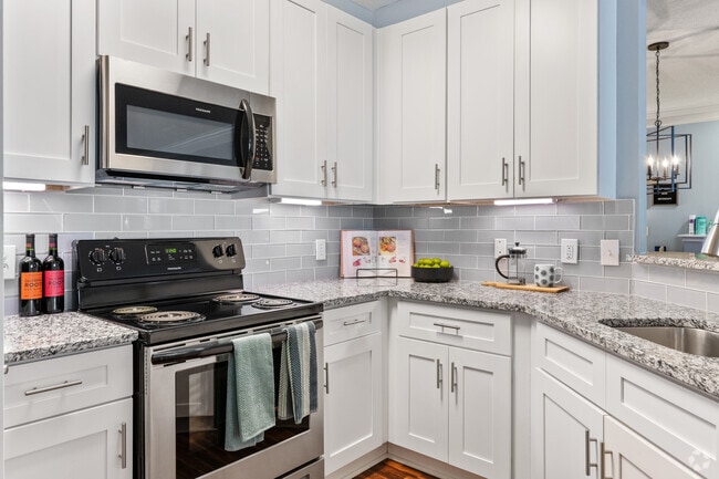 2BR, 2BA - 1295SF - Kitchen - Stonegate Apartment Homes