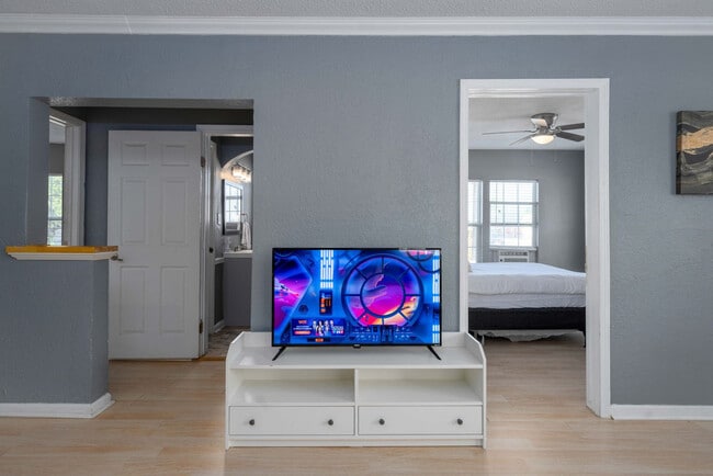 Building Photo - 1802 Morgan Ave Unit ID1268429P