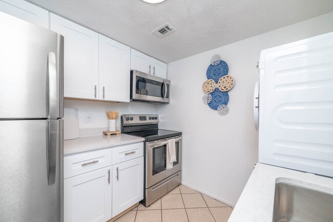 Building Photo - Camelot Apartments