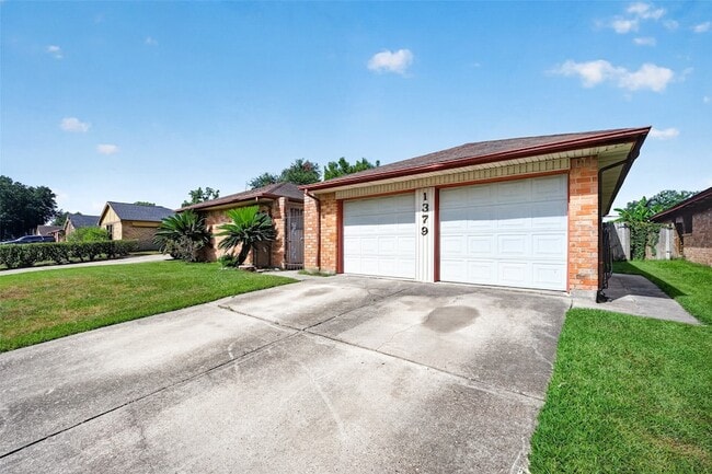 Photo - 1379 Wrotham Ln