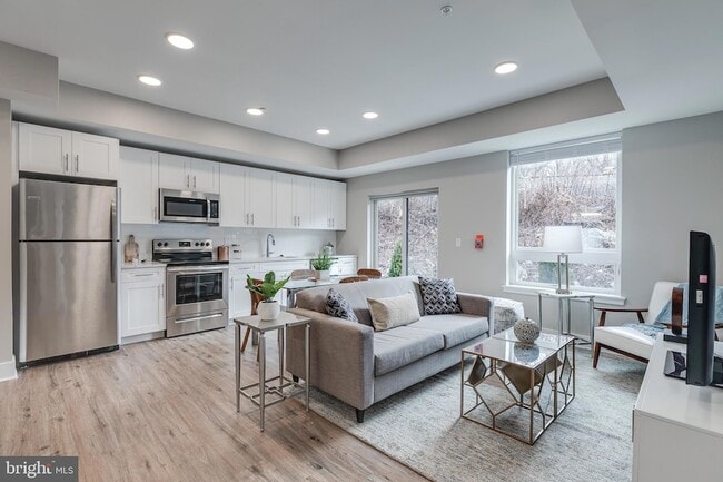 Building Photo - 1952 Bryn Mawr Ave Unit 1B