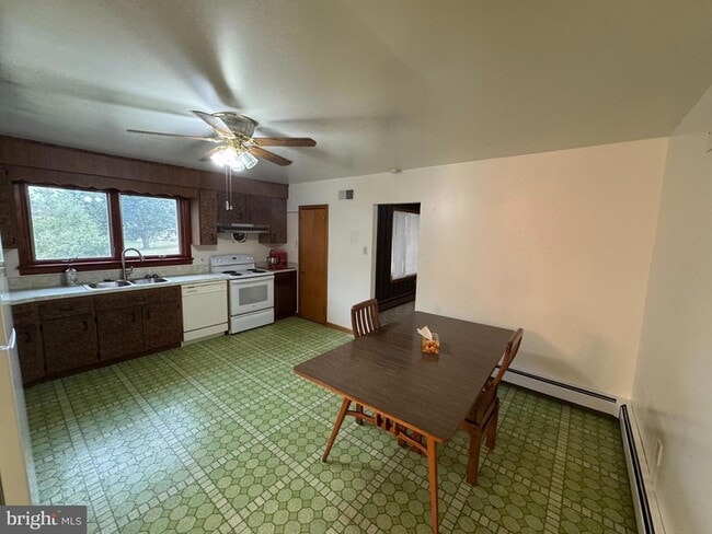 Photo - 1305 Hawthorne Ln