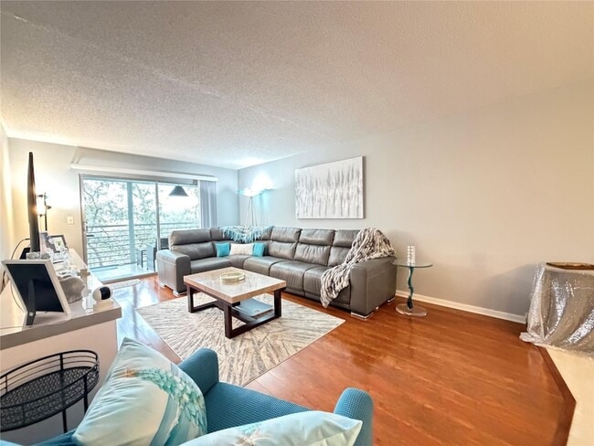 Building Photo - 2304 Lucaya Ln Unit L4