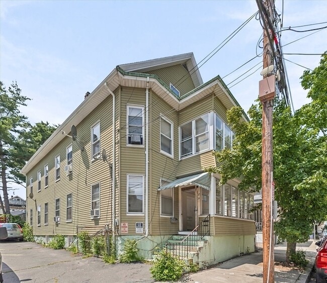 Building Photo - 32 Salem St Unit 3