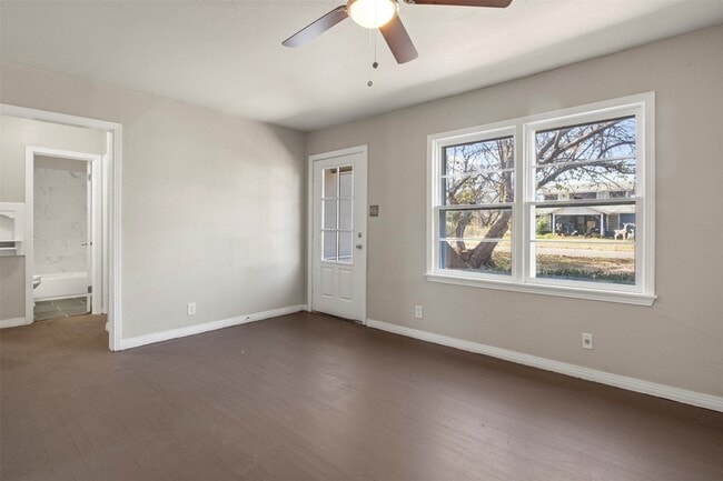 Photo - 320 NE 31st St