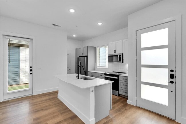 Photo - 1884 Bernard St