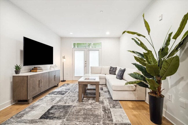 Building Photo - 1112 Columbus St Unit FL4-ID1039042P