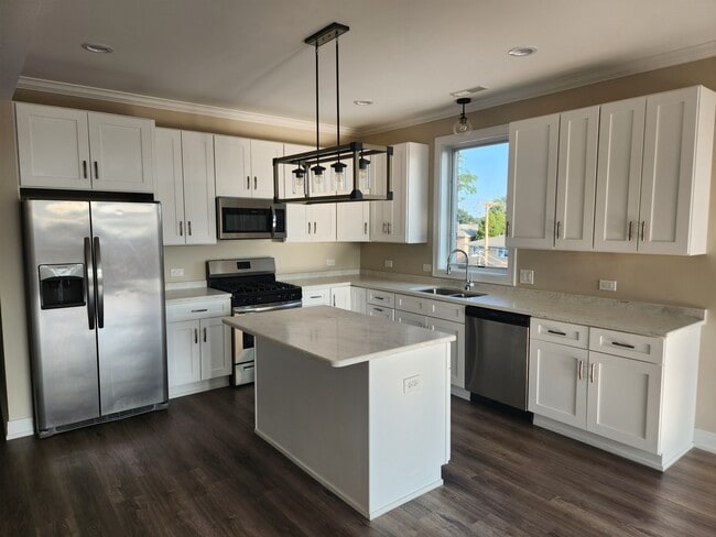 Kitchen - Large 2 Bedroom Apartment with Heated Garage