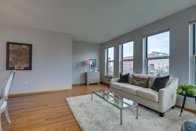 Photo - 680 N 2nd St