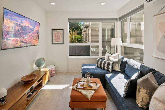 Building Photo - 516 Broadway E Unit ID1035860P