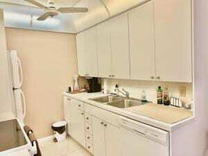 Photo - 1050 Cornwall C