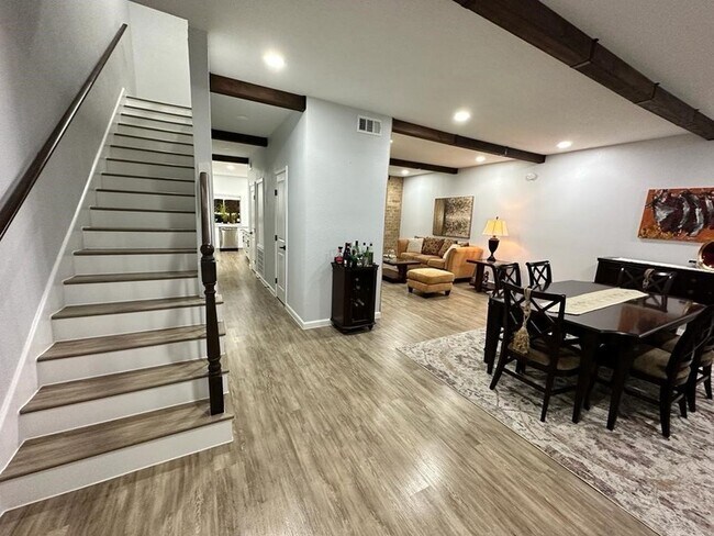 Photo - 840 Threadneedle St Unit 199