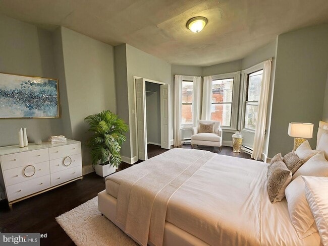 Photo - 1948 E Monmouth St