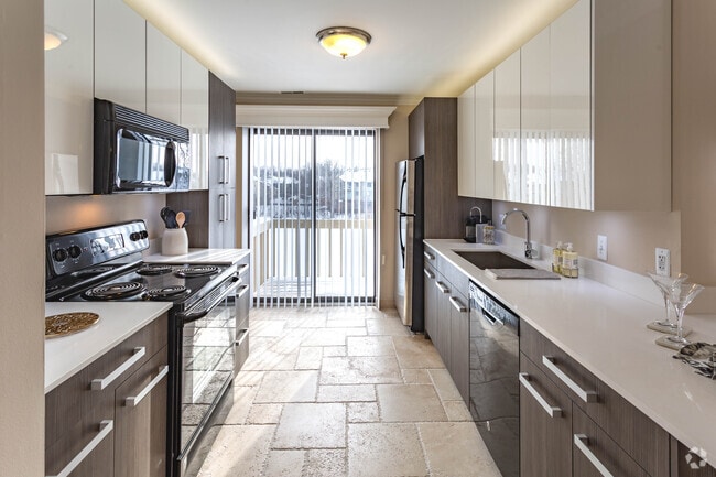 Interior Photo - River Oaks West