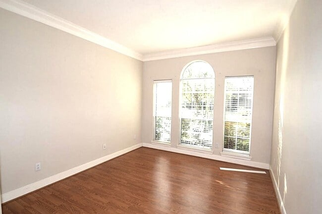 Photo - 5926 Solar Point Ln