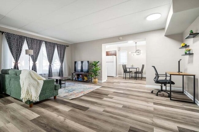 Photo - 816 W St James St Unit 1E