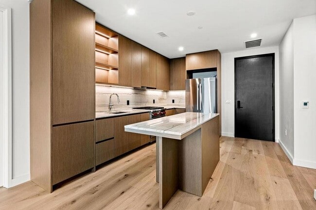 Building Photo - 610 Davis St Unit 2504