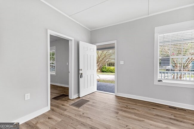 Photo - 100 International St