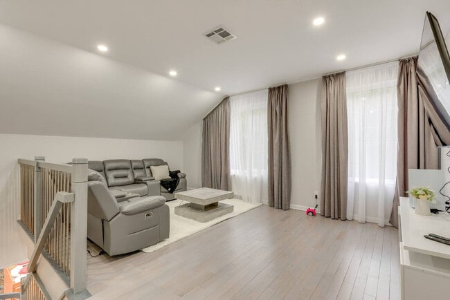 Building Photo - 2135 Rosemont Dr Unit SI ID1507231P