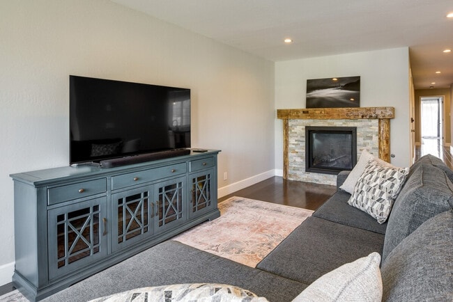 Building Photo - 4631-4633-4633 Irving St Unit ID1305241P