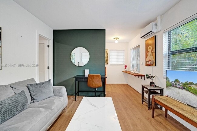 Photo - 754 NE 40th St