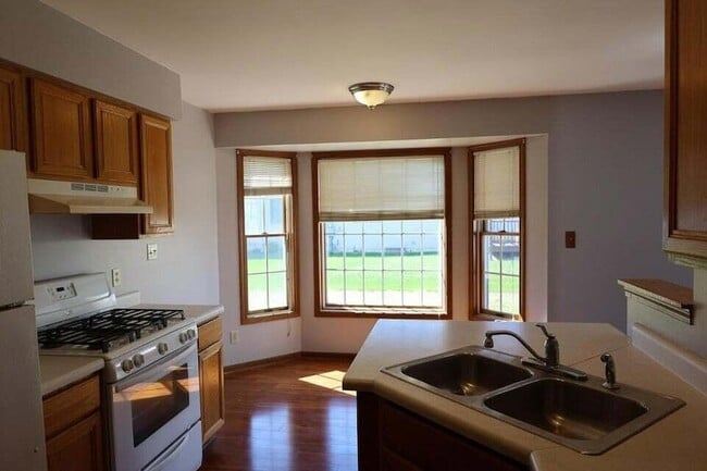 Photo - 8732 Madison St