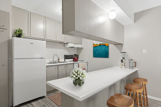 Building Photo - Alturas Penbrook