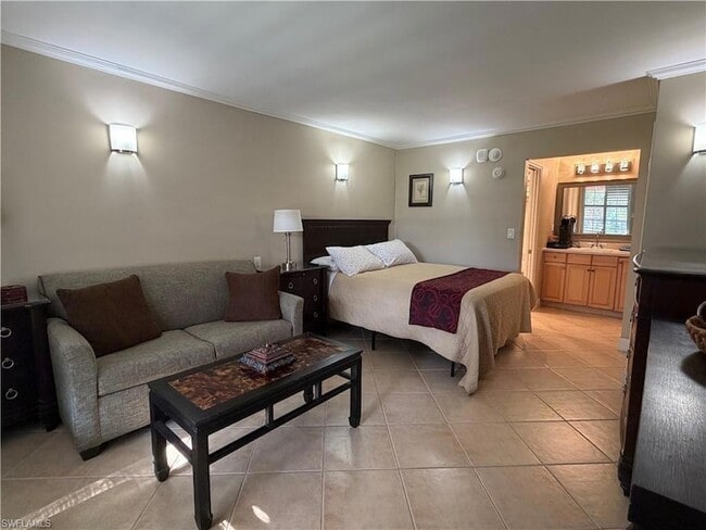 Photo - 2555 Tamiami Trail N