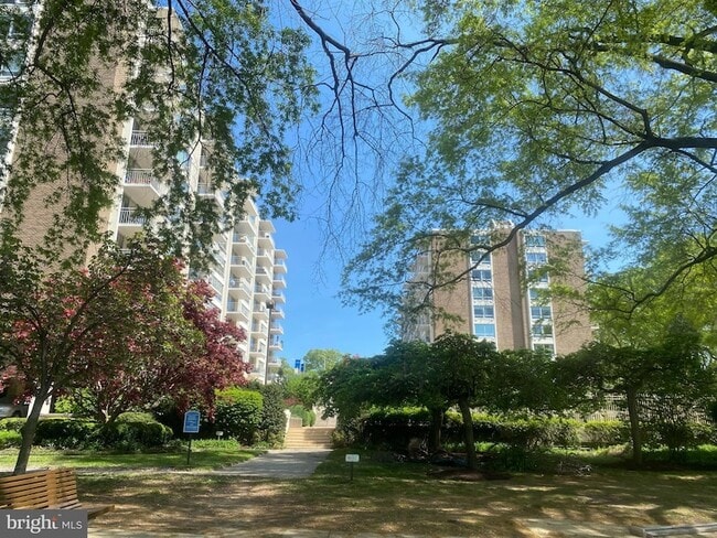 Building Photo - 1435 4th St NW Unit B602