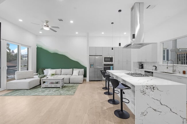 Building Photo - 2107 McGowen St Unit ID1244935P