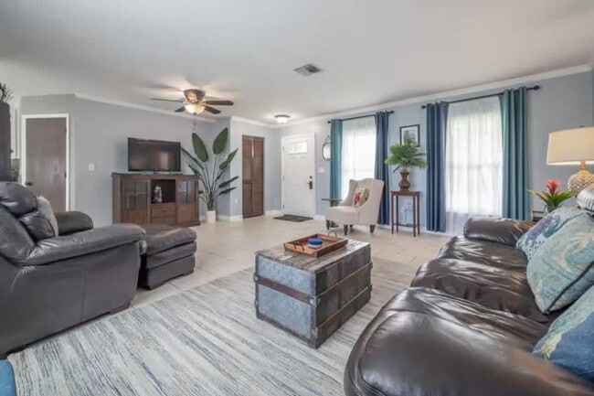 Building Photo - 11606 79th Ave Unit ID1053135P