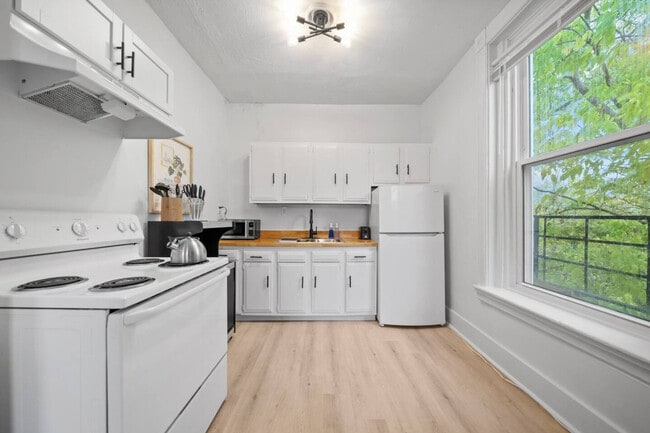 Photo - 242 Mccormick Pl Unit ID1056118P