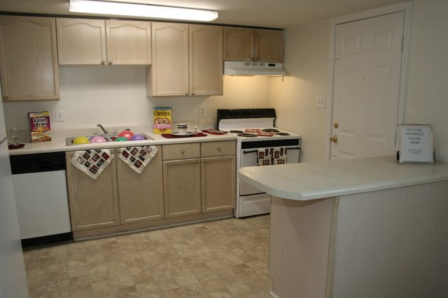 Photo - Colonial Square