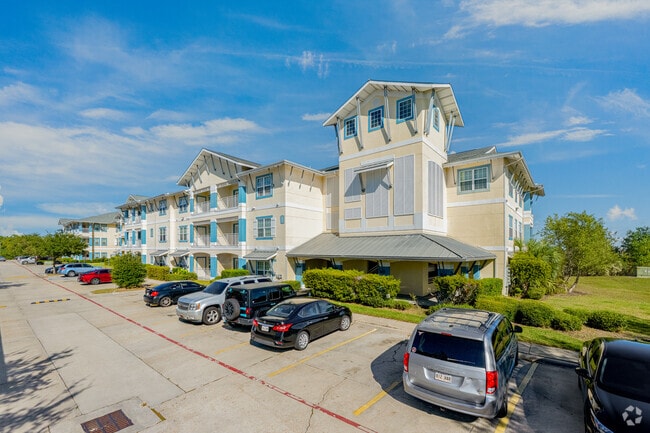 Exterior - Lakeside Apartments