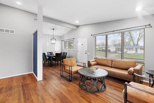 Building Photo - 2310 Dove Dr Unit SI ID1472868P