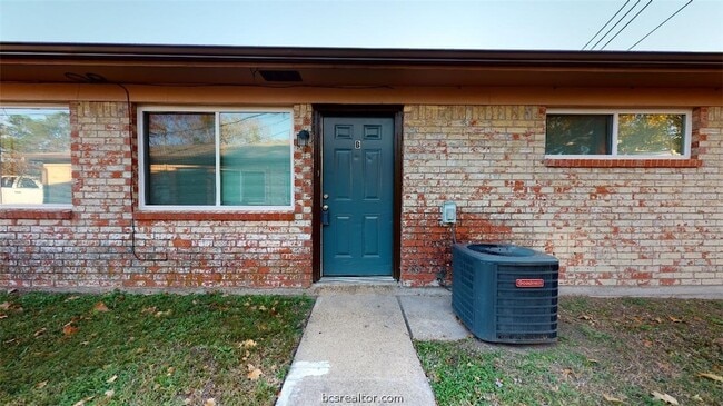 Building Photo - 206 Lynn Dr Unit B