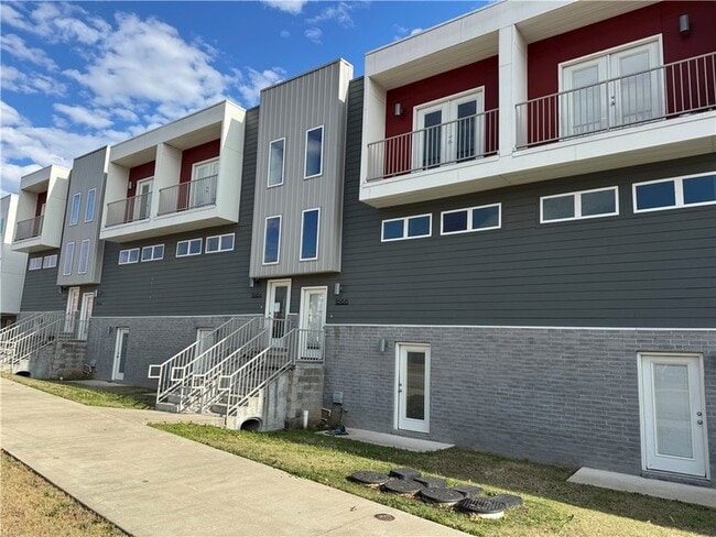 Building Photo - 1512 S Razorback Rd