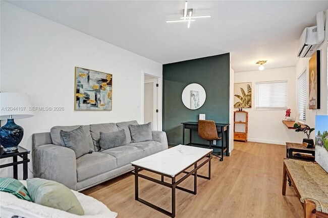 Photo - 754 NE 40th St