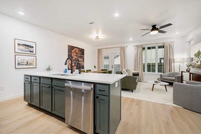 Photo - 738 N 5th St Unit ID1359770P