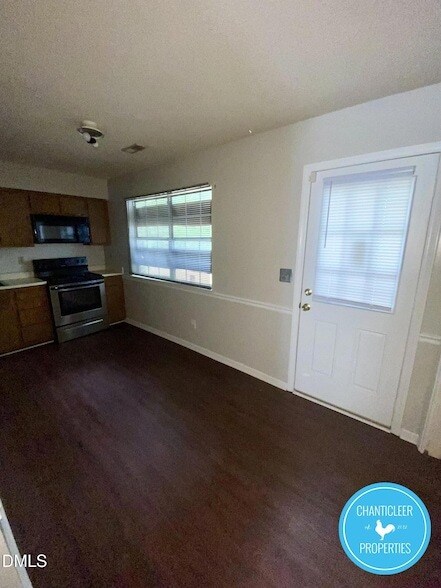 Photo - 2145 Charles St