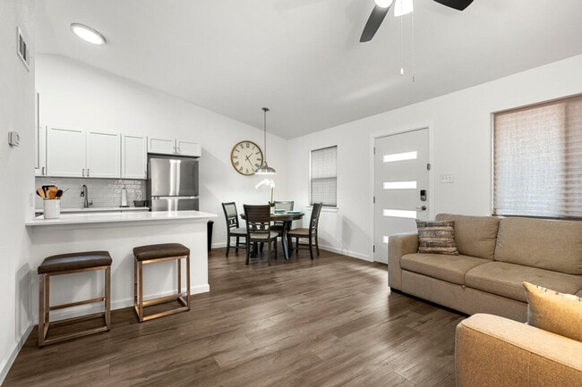 Building Photo - 710 W 34th St Unit SI ID1385486P