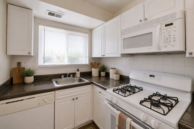 Photo - Lynbrook at Mark Center Apartment Homes
