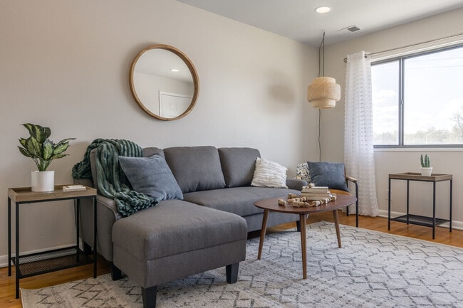 Building Photo - 5601 N Northwood Rd Unit ID1351831P