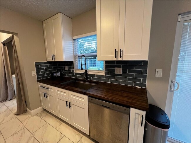 Photo - 2893 Webley Dr NE