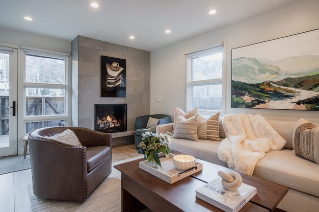 Building Photo - 800 E Hyman Ave Unit ID1337534P